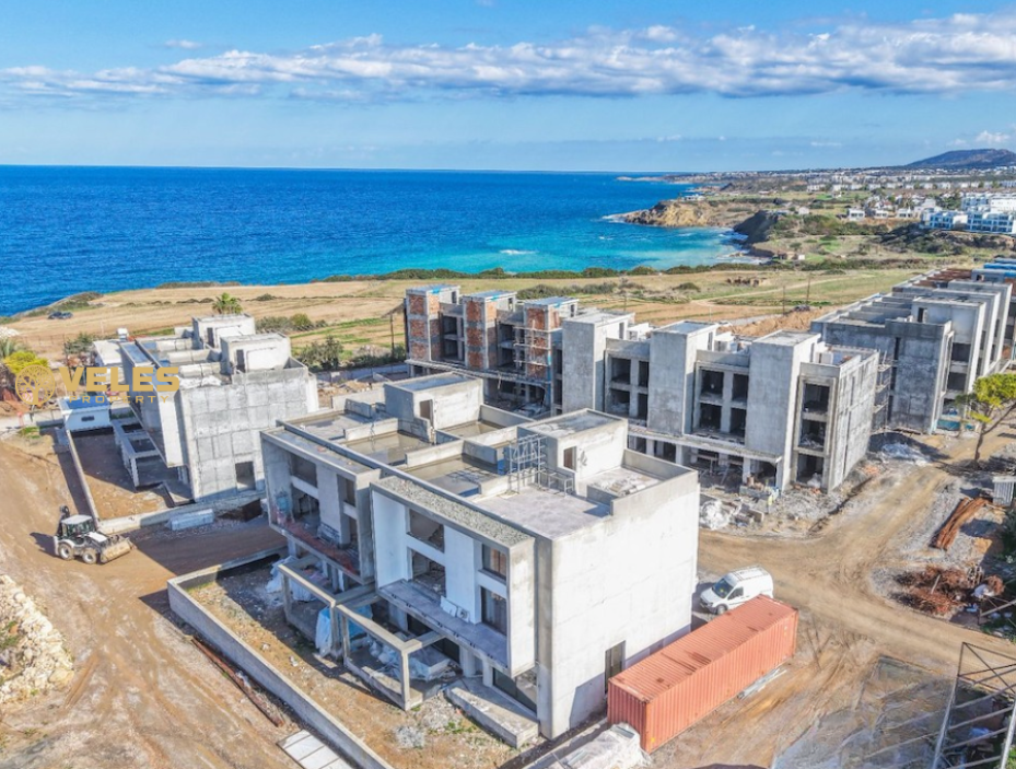 Комплекс расположен в живописном районе Татлысу, на возвышенности с панорамным видом на море и горы. Из локации открывается потрясающий вид на закат над морем. Район отличается спокойной атмосферой и хорошей инфраструктурой.