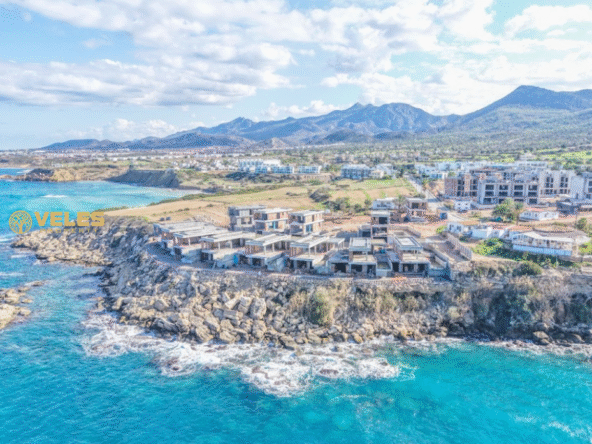 Комплекс расположен в живописном районе Татлысу, на возвышенности с панорамным видом на море и горы. Из локации открывается потрясающий вид на закат над морем. Район отличается спокойной атмосферой и хорошей инфраструктурой.