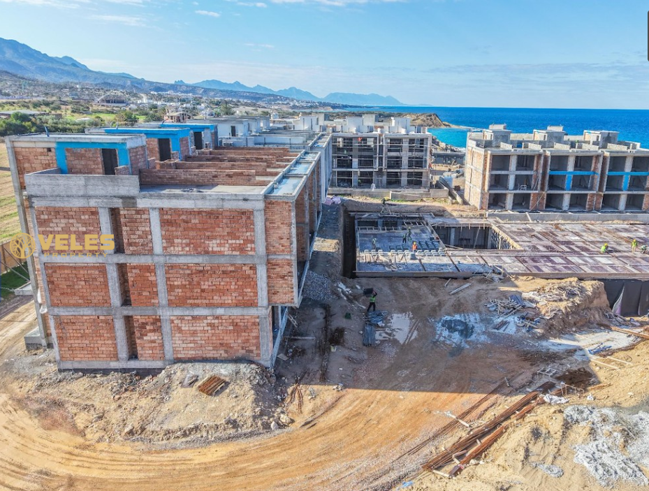 Комплекс расположен в живописном районе Татлысу, на возвышенности с панорамным видом на море и горы. Из локации открывается потрясающий вид на закат над морем. Район отличается спокойной атмосферой и хорошей инфраструктурой.