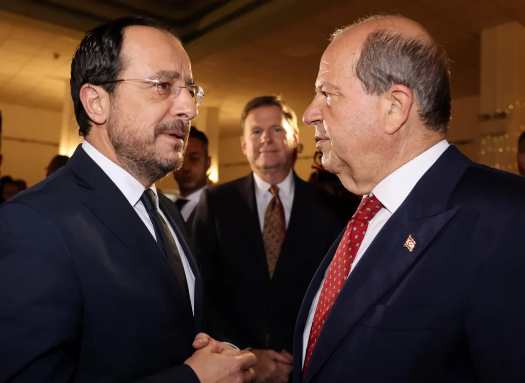 Президент Эрсин Татар и лидер греков-киприотов Никос Христодулидис