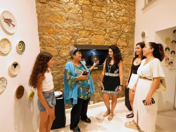 Выставка «Истории из земли» открылась в книжном магазине  Rüstem