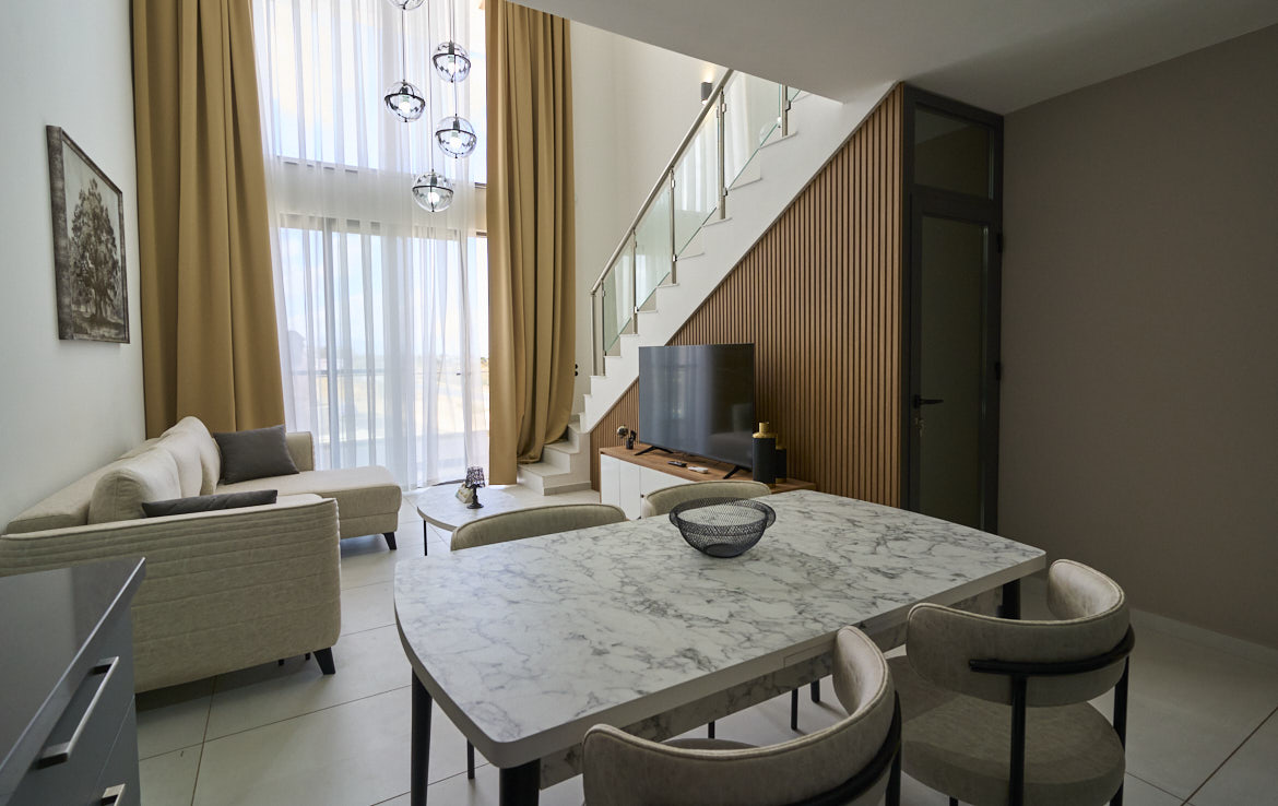 Застекленный лофт-пентхаус с мебелью в Эсентепе