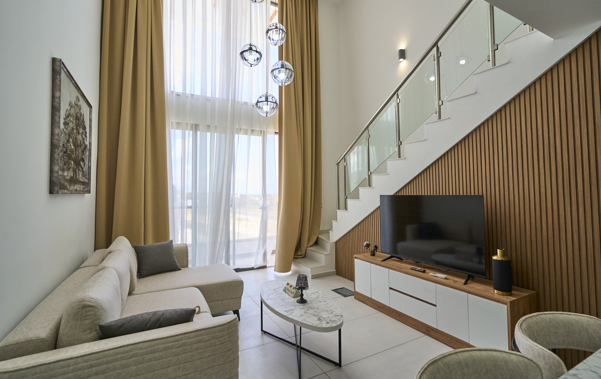 Застекленный лофт-пентхаус с мебелью в Эсентепе