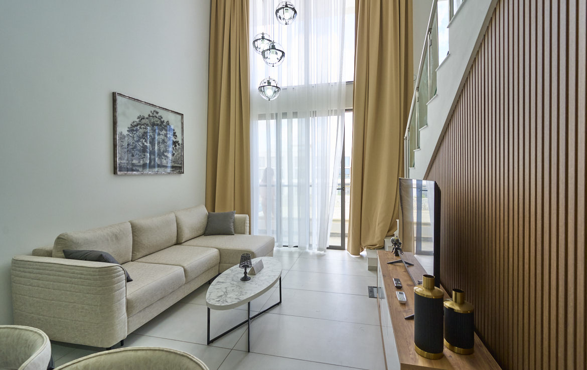 Застекленный лофт-пентхаус с мебелью в Эсентепе