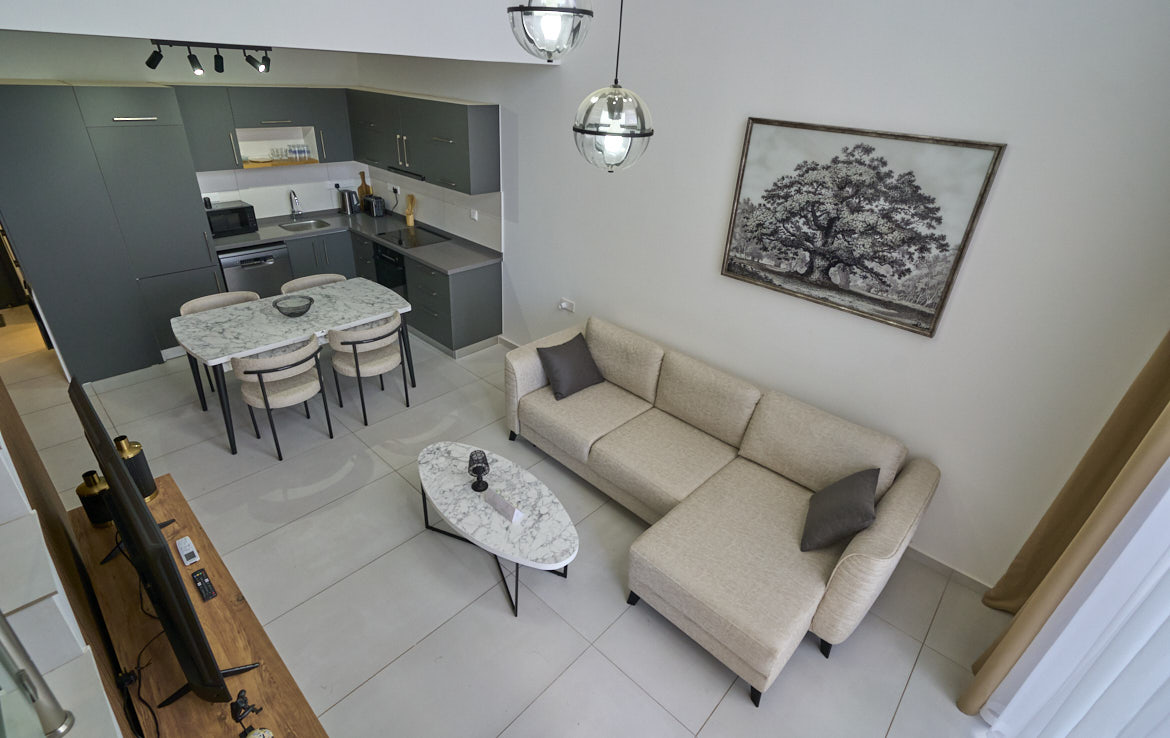 Застекленный лофт-пентхаус с мебелью в Эсентепе