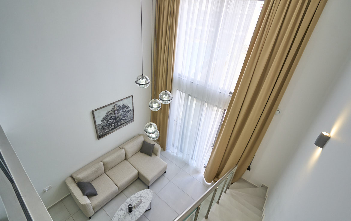 Застекленный лофт-пентхаус с мебелью в Эсентепе