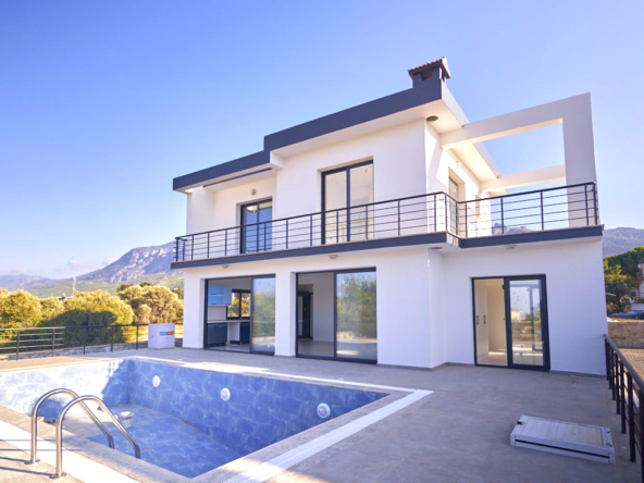 Современная вилла у моря в Каршияке