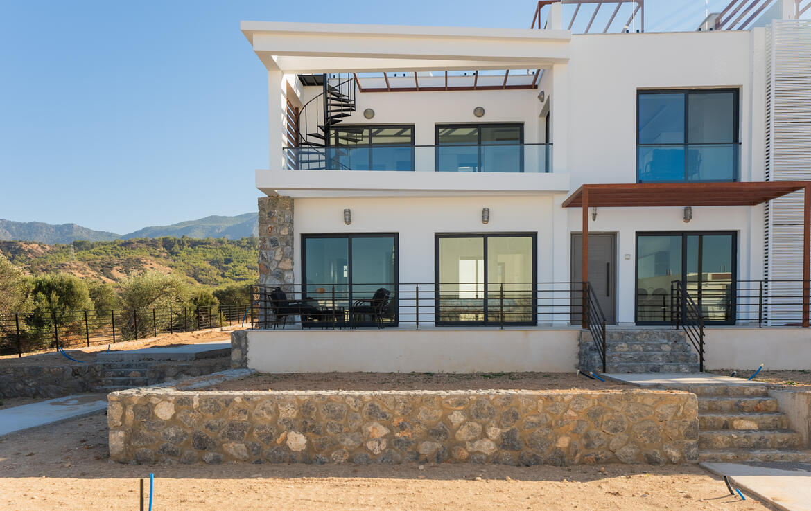 Апартаменты 1+1 с садом в Эсентепе 